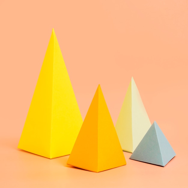 Free photo triangle paper collection on desk