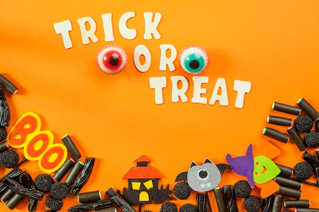 Free Photo trick or treat writing with jelly eyes