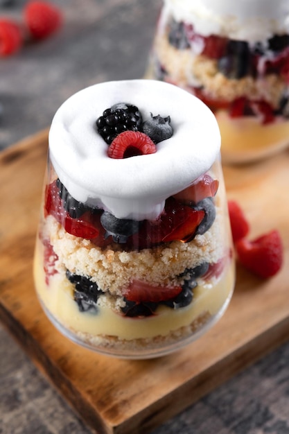 Free photo trifle dessert with berries and cream on wooden tabletypical english dessert