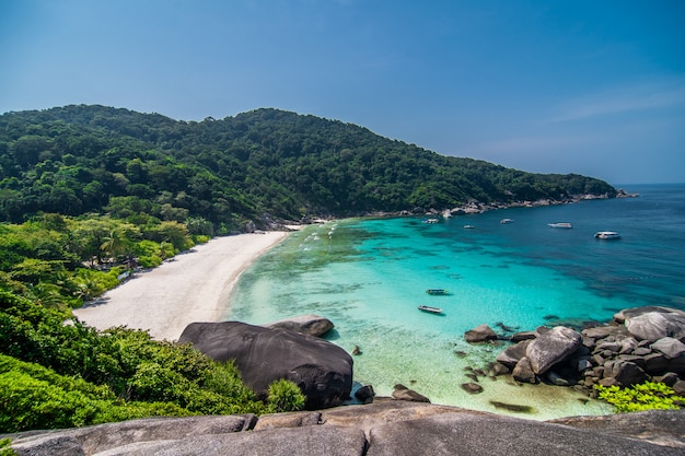 Free photo tropical beach at view point of similan islands, andaman sea, thailand