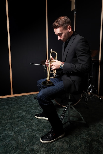 Free Photo trumpet player concentrating