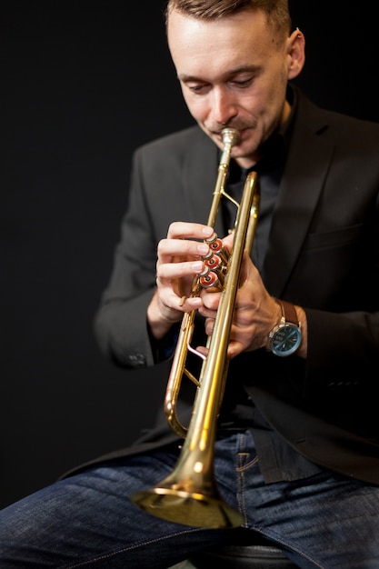 Free photo trumpet player on dark background