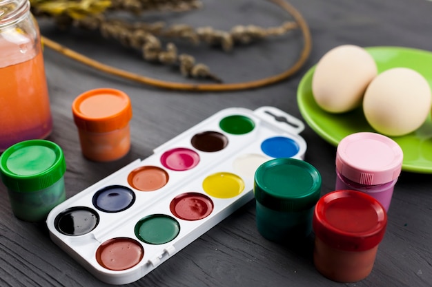 Free Photo tubes with paint near eggs