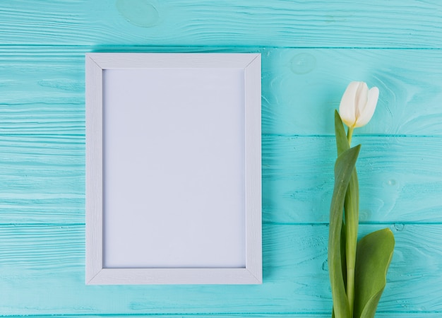 Free photo tulip flower with blank frame on table