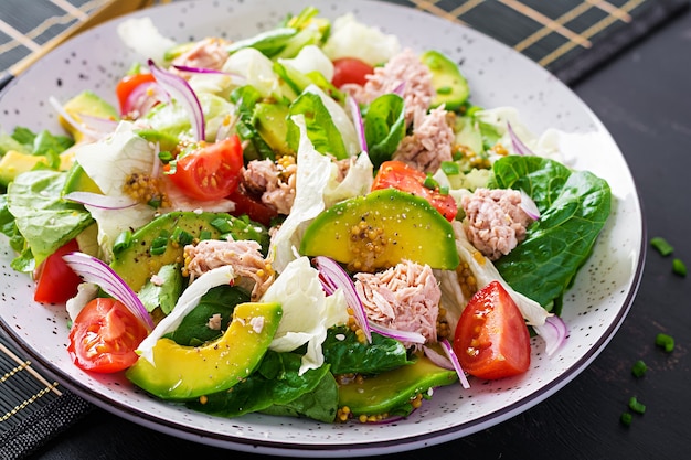 Free photo tuna fish salad with lettuce, cherry tomatoes, avocado and red onions. healthy food. french cuisine.