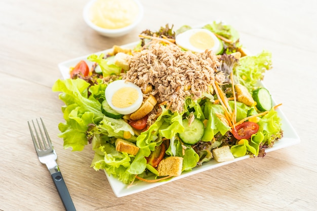 Tuna meat and eggs with fresh vegetable salad