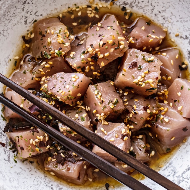 Free photo tuna in soy sauce and sesame seed