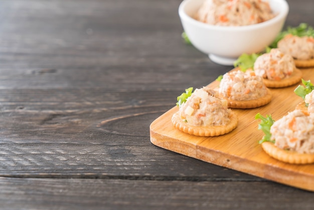 Free photo tuna spread with cracker