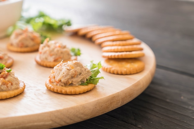 Free photo tuna spread with cracker