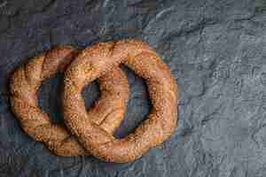 Free photo turkish crunchy round braided bagels with sesame seeds.