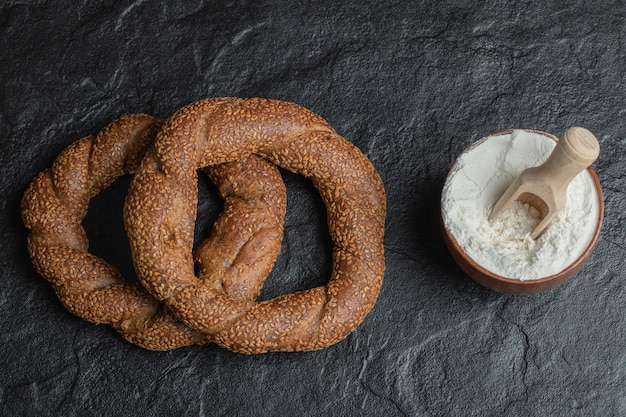 Free photo turkish crunchy round braided bagels with sesame seeds.