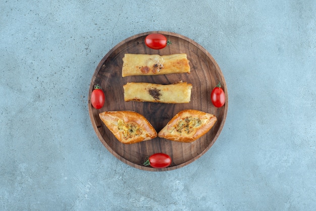 Free photo turkish pide and russian blins on a small tray on marble surface