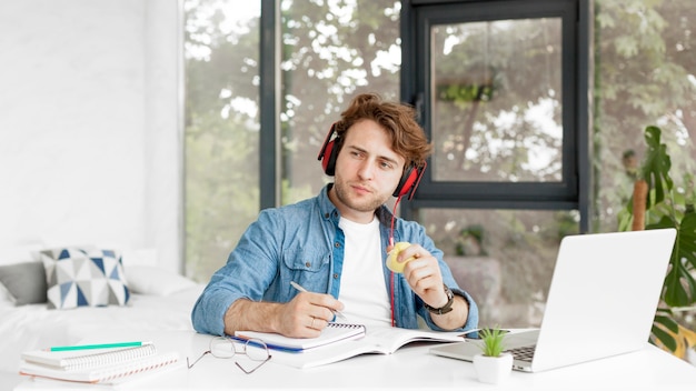 Free photo tutor at home eating an apple