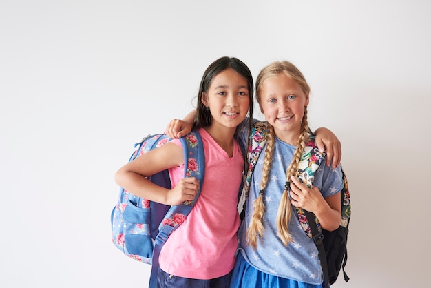 Free photo two best friends with backpacks