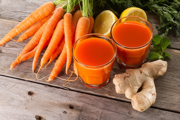 Free photo two carrot smoothies