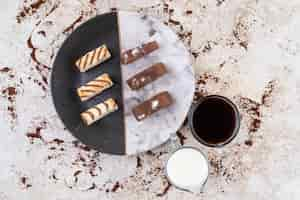 Free photo two cups of milk and tea on a marble surface