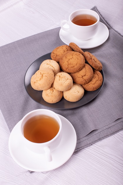 Free photo two cups of tea with biscuits