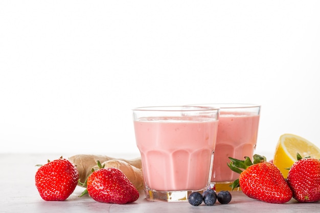 Free photo two delicious red smoothies