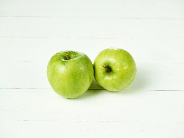 Free photo two fresh green apples