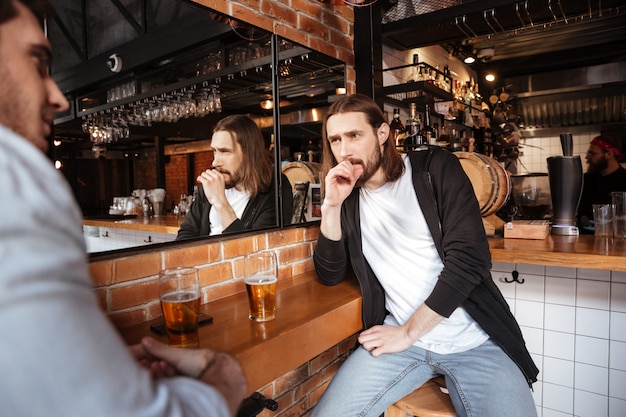 Free photo two friends talking in the bar