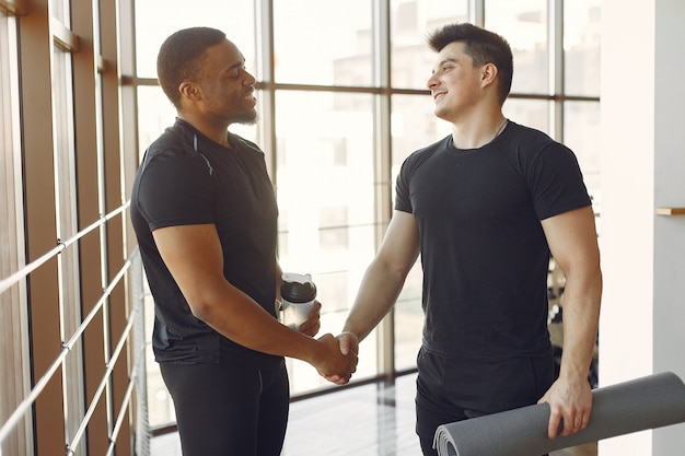 Two internationals friends is engaged in a gym