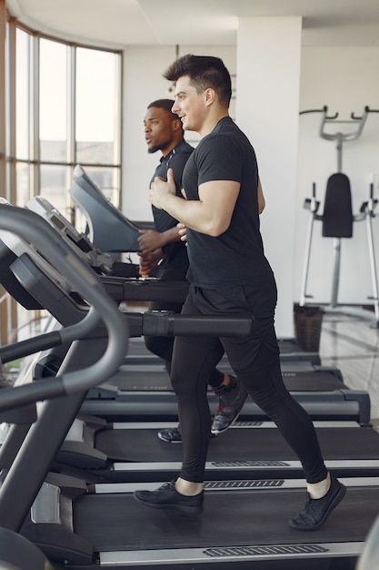 Two internationals friends is engaged in a gym