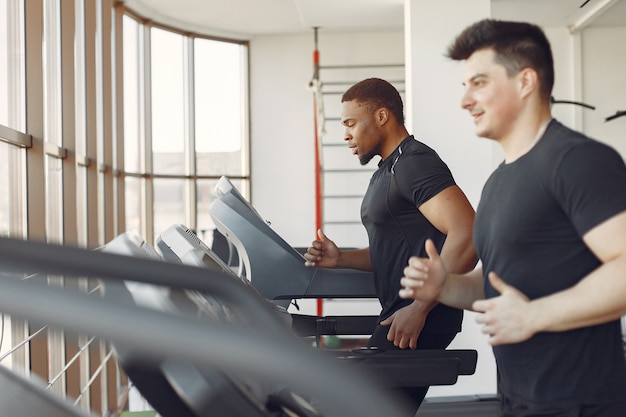 Two internationals friends is engaged in a gym