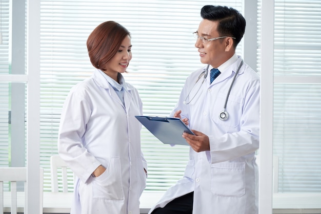 Two medical colleagues discussing the agenda at  the briefing