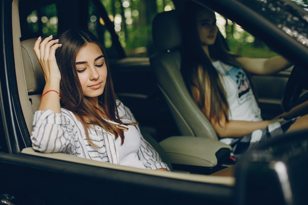 Free photo two pretty girls in a car