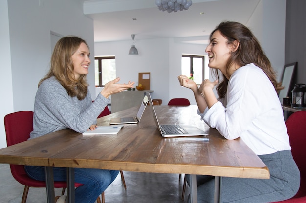 Free Photo two startup businesswomen discussing project