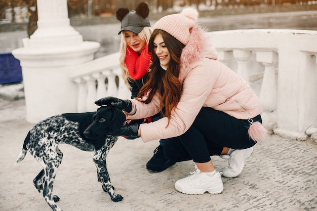 Free photo two stylish girls have a rest in a city