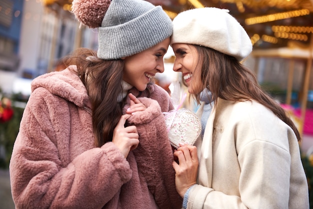 Free photo two women in love with heart shape ginger bread