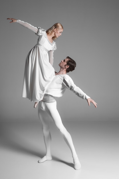 Free photo two young ballet dancers practicing. attractive dancing performers  in white