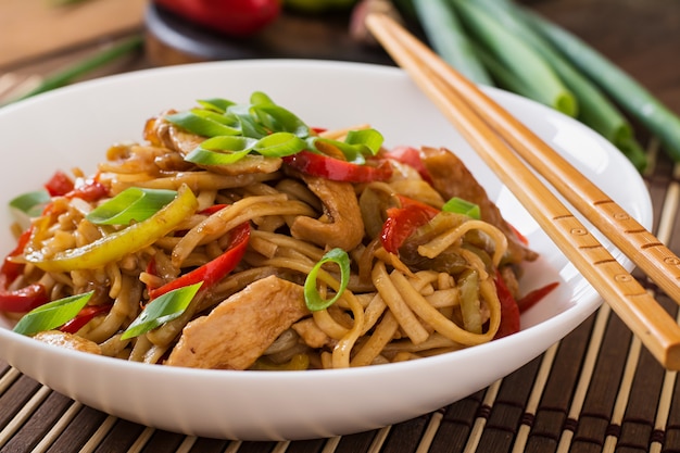 Free photo udon noodles with chicken and peppers. japanese cuisine