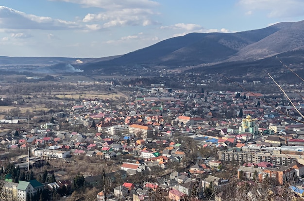 Free photo ukrainian town near mountains landscape in the sunny day