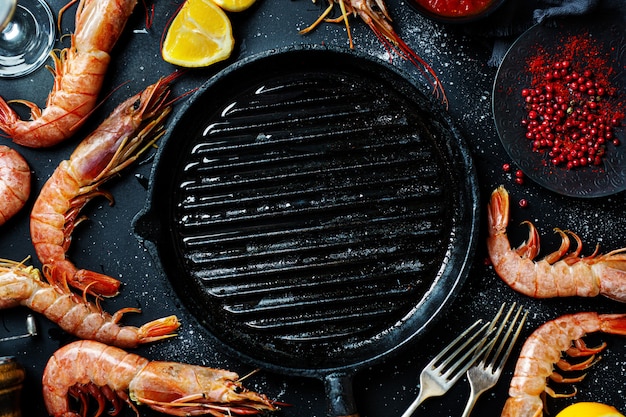 Free photo uncooked giant shrimps on dark table