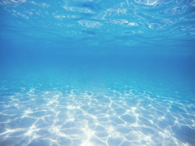 Free photo underwater photo of a pool