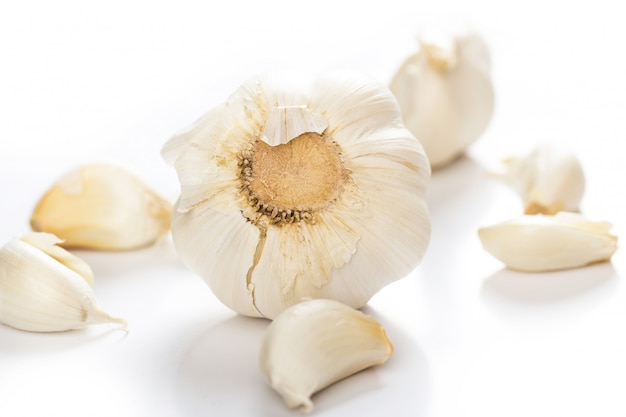 Free photo unpeeled garlic