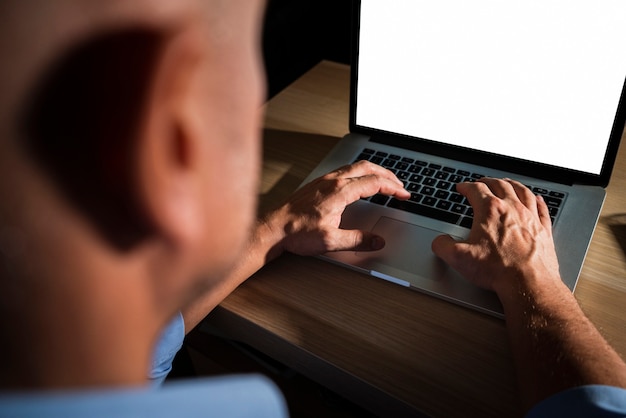 Free photo unrecognisable casual man typing on laptop