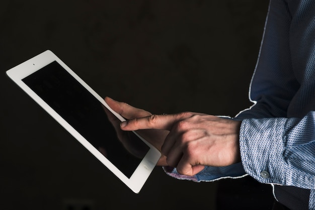 Free photo unrecognizable worker using tablet