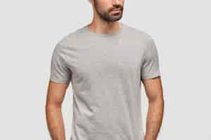 Free photo unrecongnizable bearded man dressed in casual grey t shirt