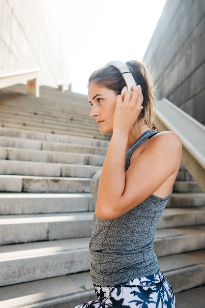 Free photo urban sports concept with young woman