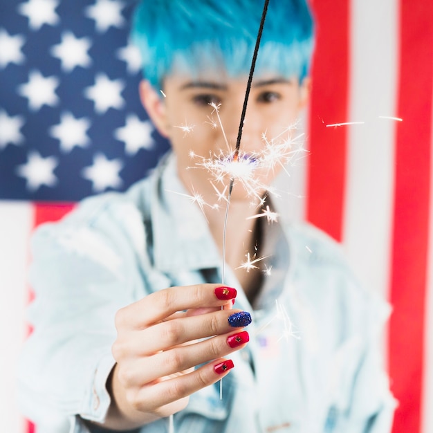 Free photo usa independence day concept with punk woman holding sparkler