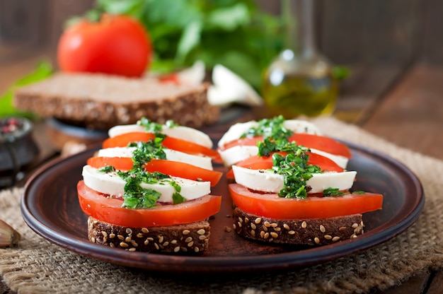 Free photo useful dietary sandwiches with mozzarella, tomatoes and rye bread