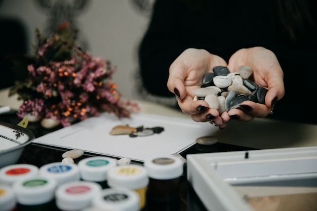 Free Photo using small stone pieces and acrylic in the atelier