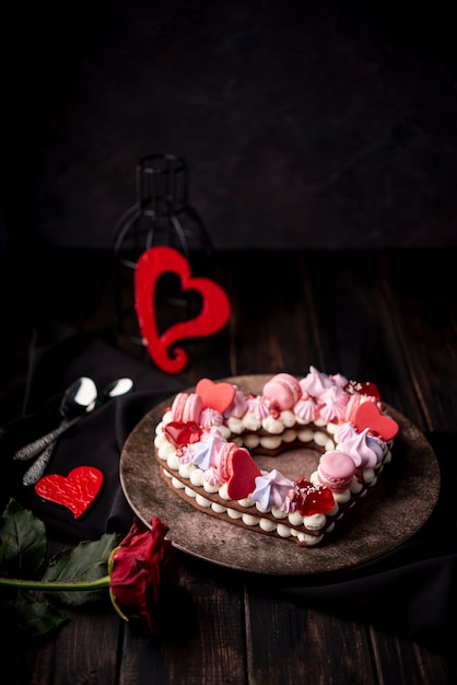 Free photo valentines day cake with rose and hearts