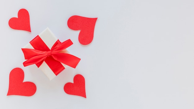 Free photo valentines day gift box with bow and copy space