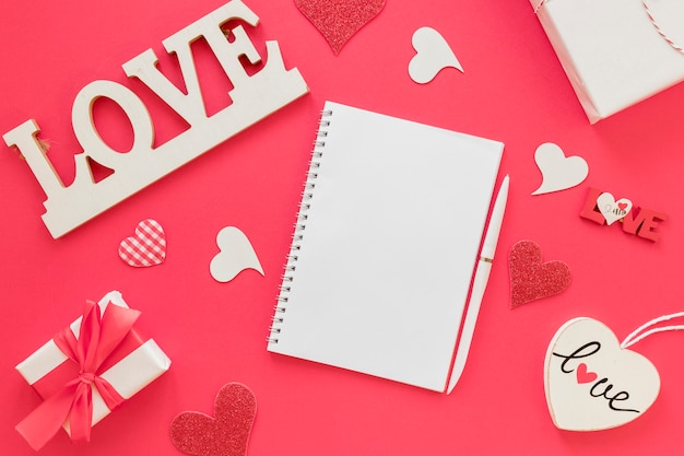 Free photo valentines notebook with pen and presents