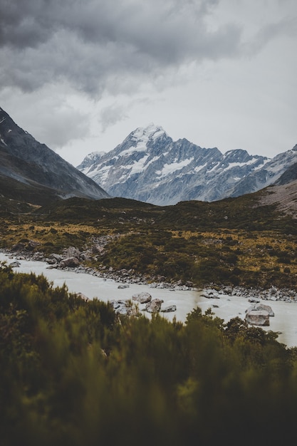 Free Photo valley track with a view of mount cook in new zealand