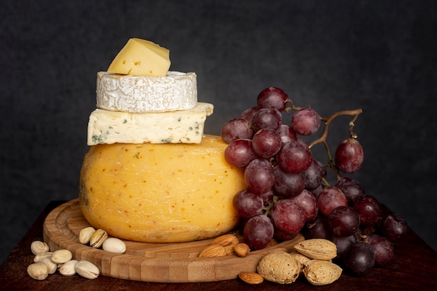 Free photo variety of cheese with fresh grapes